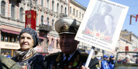 Парад ретро-автомобилей с участием ветеранов прошёл в Петербурге